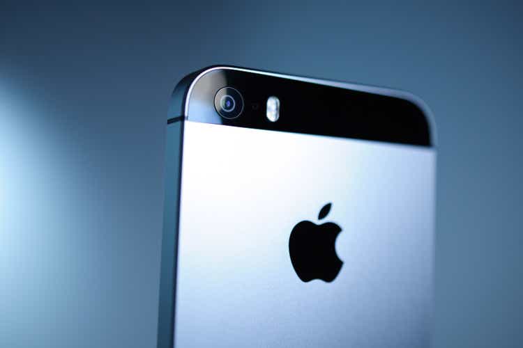 Unboxing and first run of the new iPhone SE