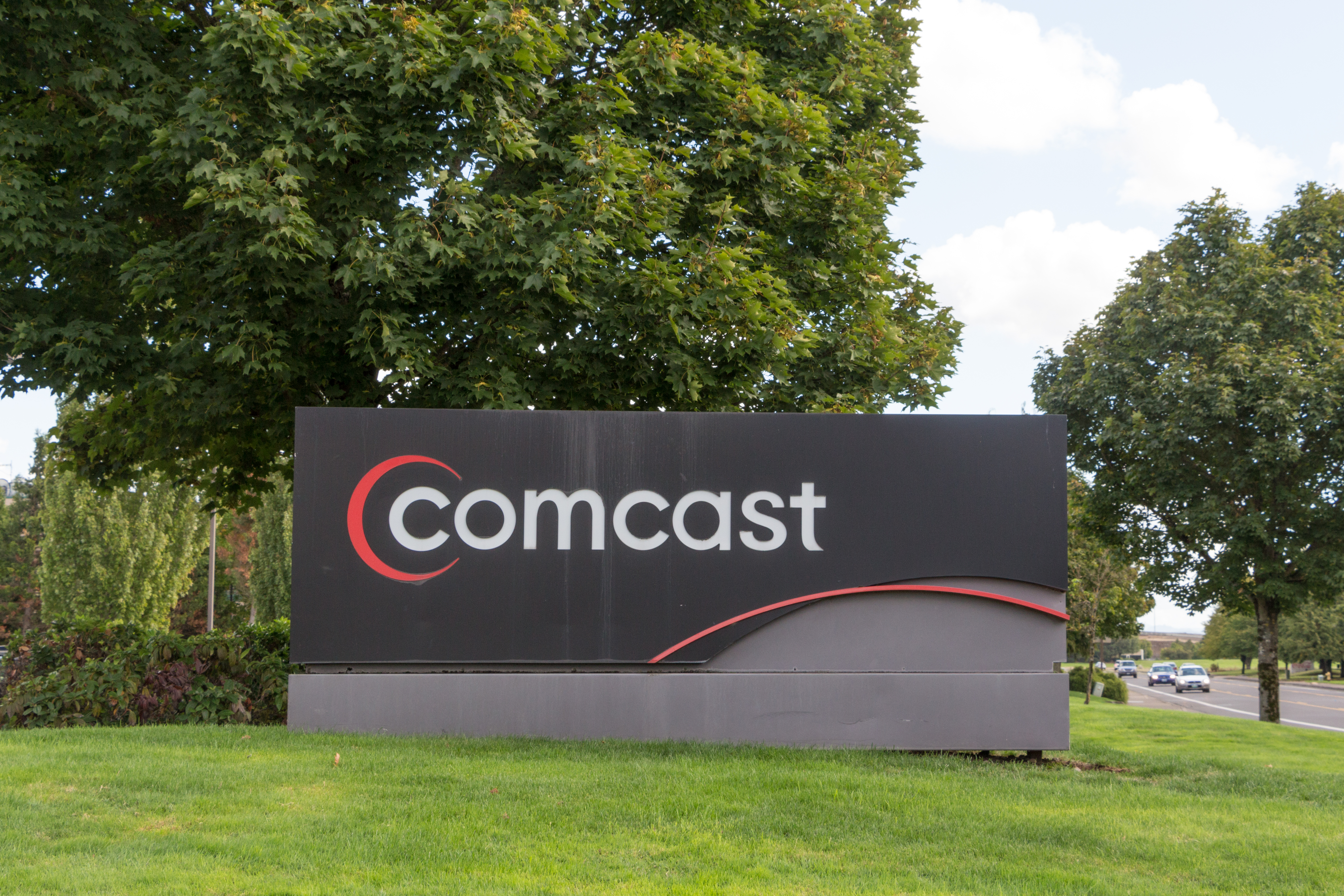 Comcast: Falling Share Price Meets Rising Shareholder Payouts (NASDAQ ...