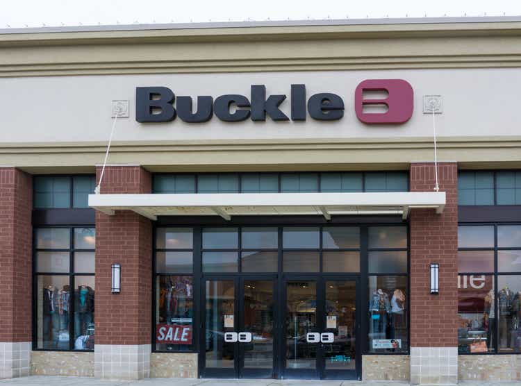 The Buckle Retail Store Exterior