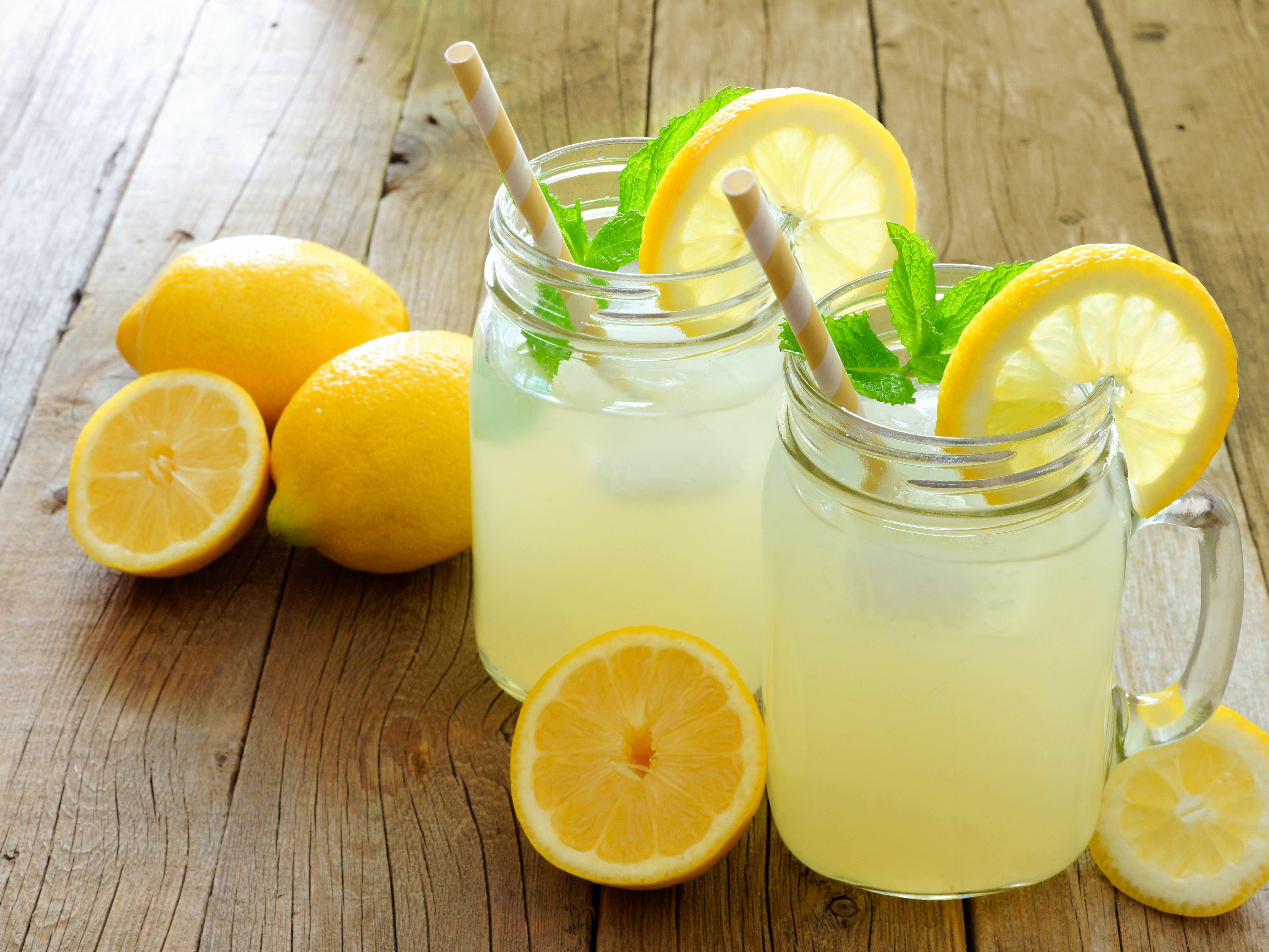 Сок из лимонов в домашних условиях. Limonata лимонад освежающий 1л. Мятный лимонад. Фреш лимонад лимонад. Домашний лимонад лимонный.