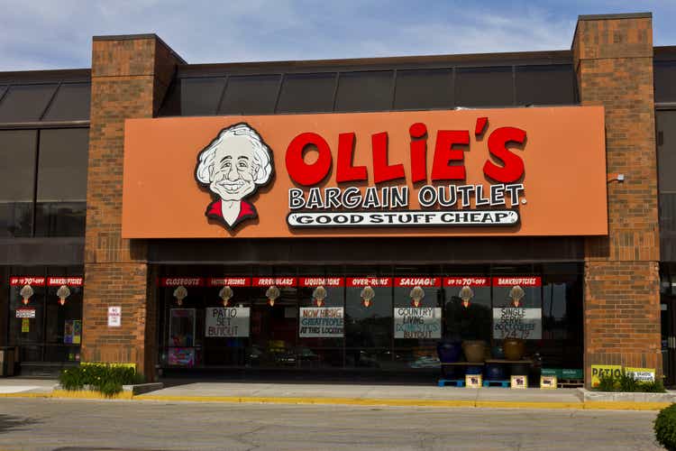 Indianapolis - June 2016: Ollie"s Bargain Outlet II