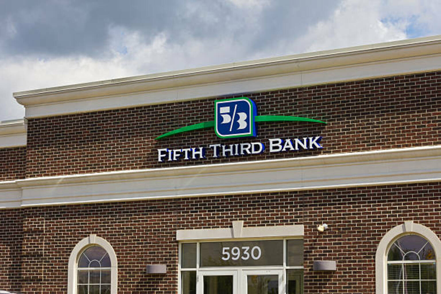 1 News Article Image Las acciones del Fifth Third Bank caen después de emitir una guía suave para el primer trimestre (FITB:NASDAQ)