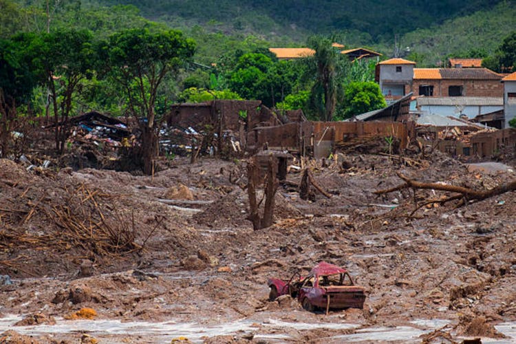 Collapse of Fundao mining dam in Mariana