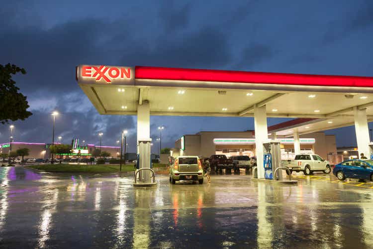 Exxon Tankstelle bei Nacht