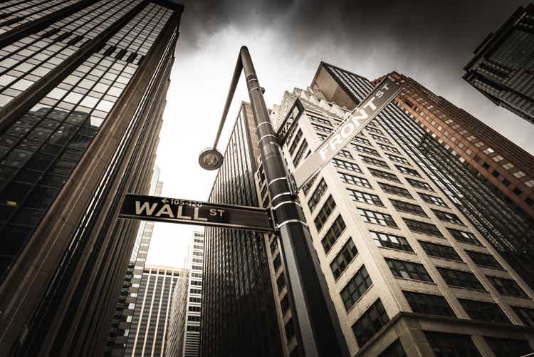 Wells Fargo wählt 25 Aktien aus, um sich gegen die Favoriten der Fondsmanager abzusichern