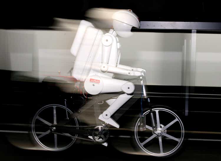 Japan"s Murata Manufacturing Unveils Bicycling Robot