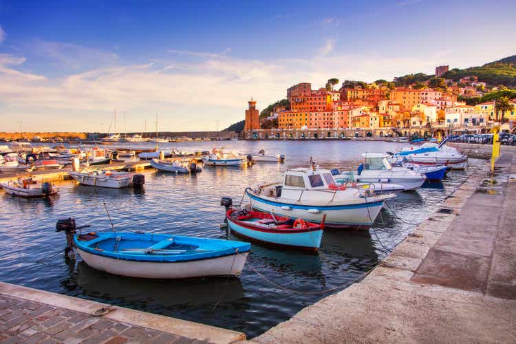 Isola d"Elba, baia del villaggio di Rio Marina. Marina e faro. Tusc