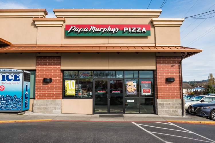 Papa Murphy es Pizza-Shop, der Pizza nimmt und backt