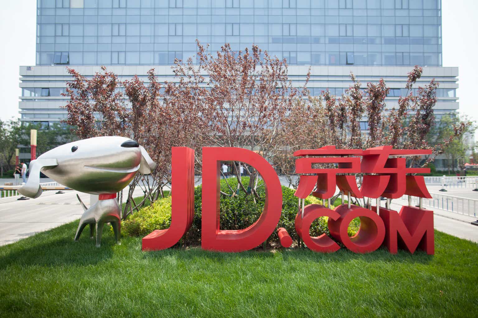 How Chinese tech giant JD.com delivers 90% of packages within a day