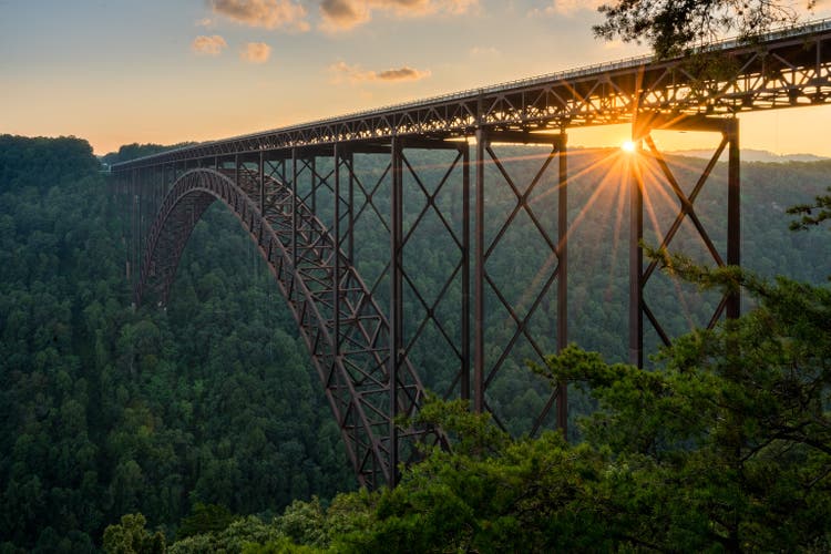 Sonnenuntergang an der New River Gorge Bridge in West Virginia