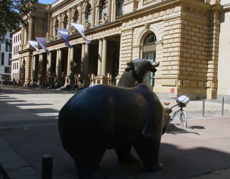 Frankfurt Stock Exchange Building Exterior And Animal Statue