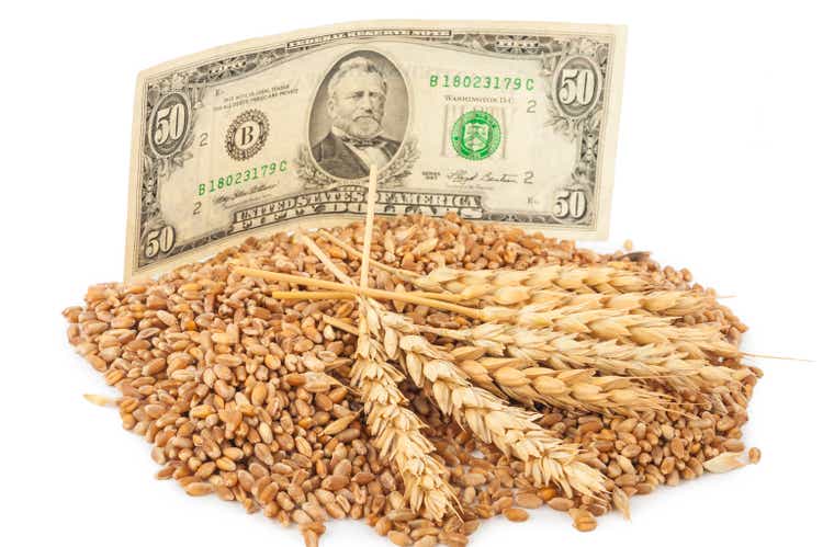 Dollar-Banknote und Weizenkörner