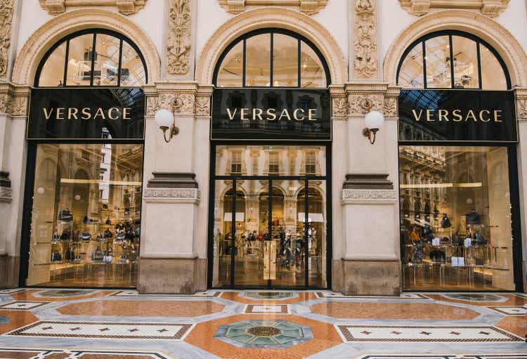 Магазин Versace в Галерее Витторио Эмануэле в Милане, Италия.