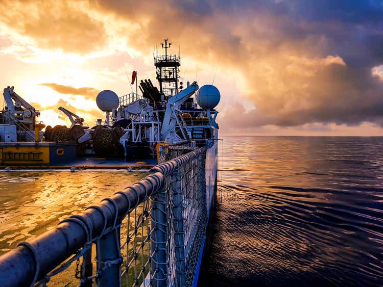 Navire de recherche sismique offshore bei Amazing Sunrise