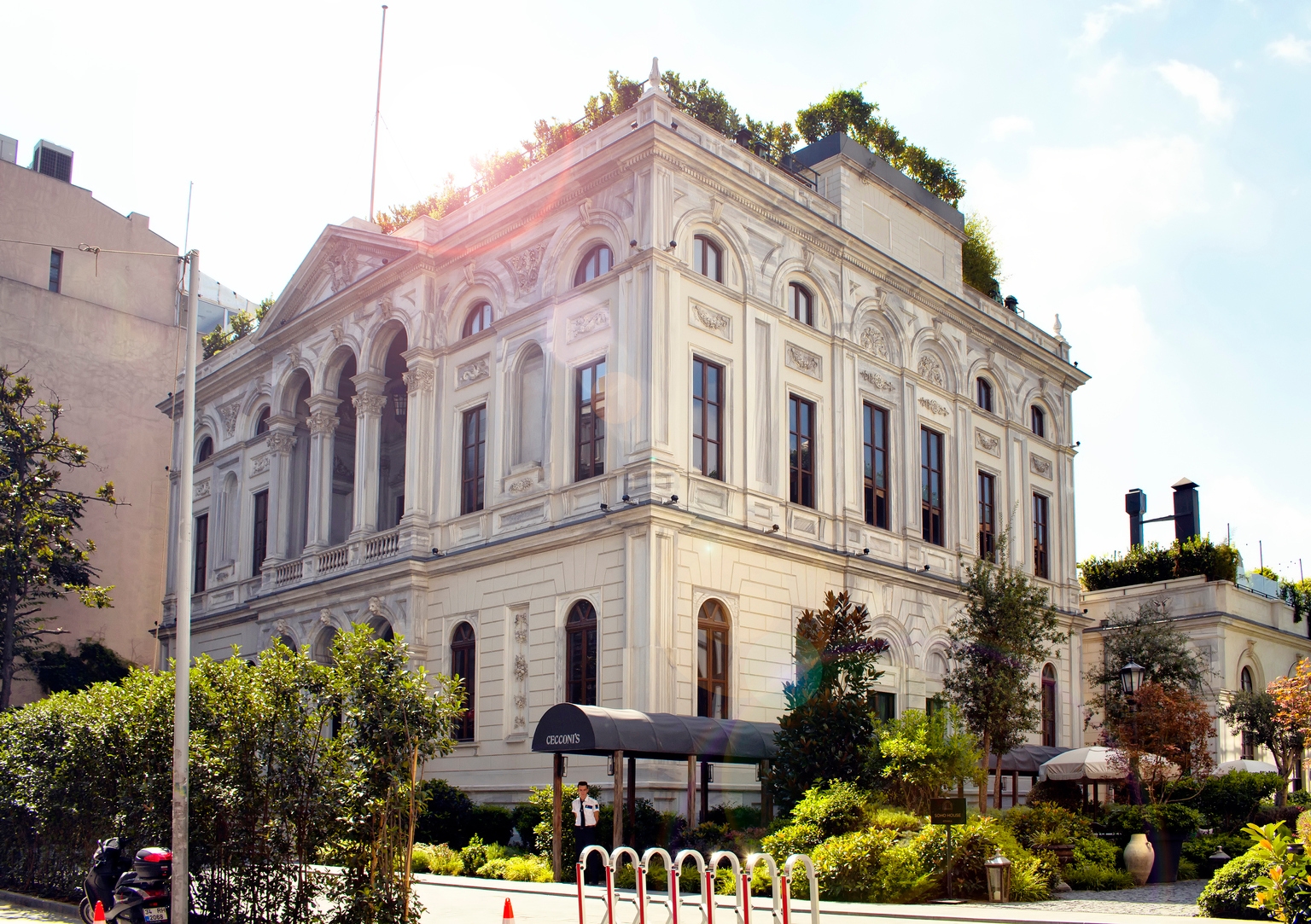 Soho House Stock: Jump In As The Bidding War Heats Up (NYSE:SHCO)