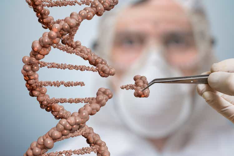 Wissenschaftler ist Teil eines DNA-Moleküls ersetzen. Gentechnik und gen-Manipulation-Konzept.