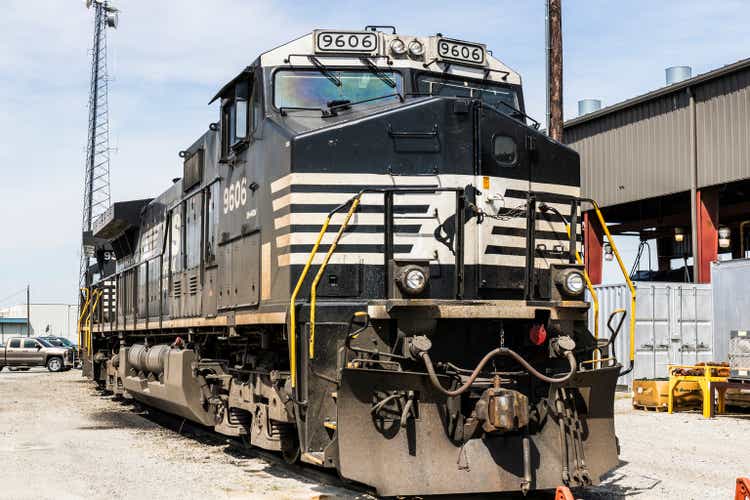 Fort Wayne - Circa aprile 2017: Norfolk Southern Railway Engine Train. NS è una ferrovia di classe I negli Stati Uniti ed è elencata come NSC V