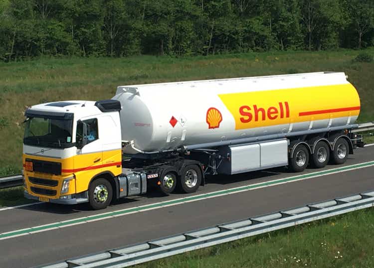 Caminhão de entrega de combustível Shell dirige na estrada