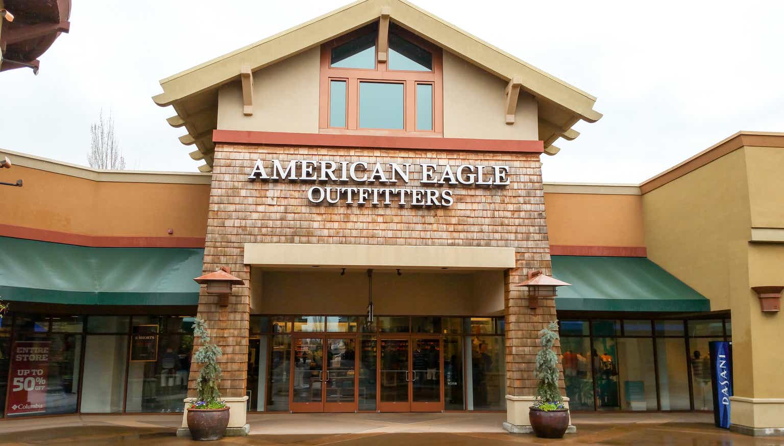 American Eagle Q1 sales inch forward, profits bleed