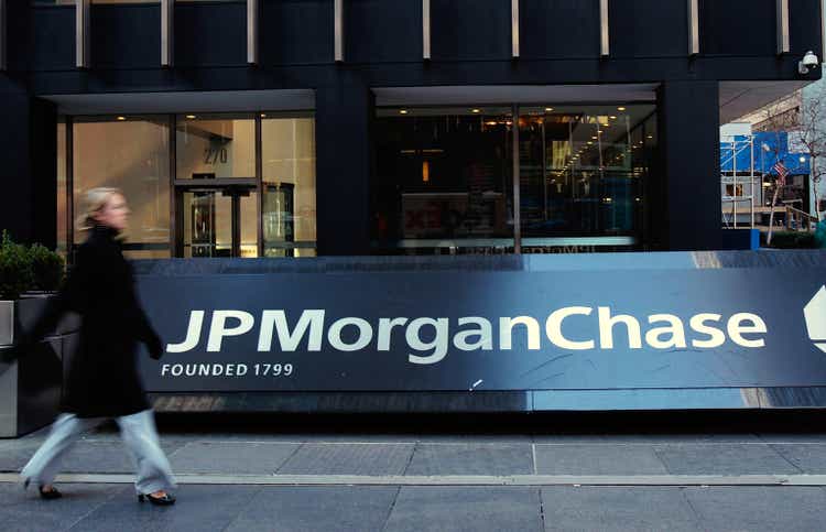J.P. Morgan"s Fourth Quarter Income Drops Over 30 Percent
