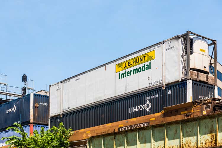 JB Hunt Intermodal Fracht Versandbehälter auf Zug