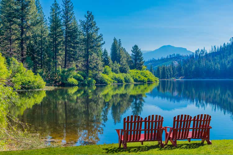 Frühlingsmorgen am Hume Lake in der Nähe von Kings Canyon Nationalpark, Kalifornien