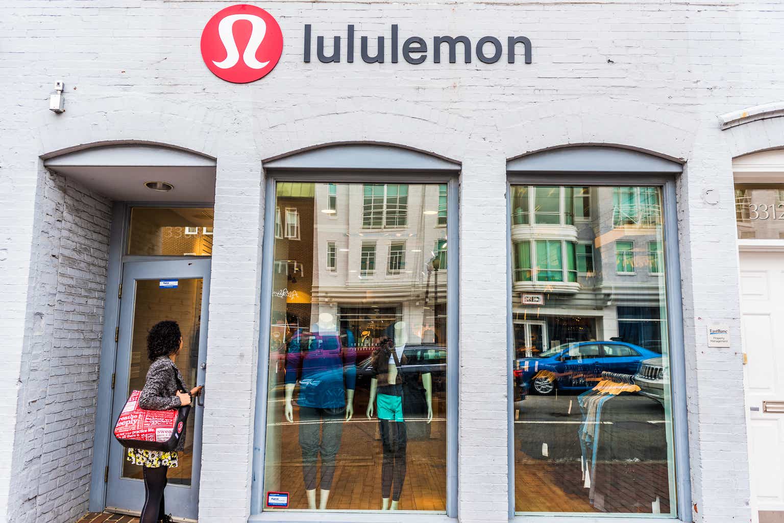 Lululemon shares plunge on poor outlook