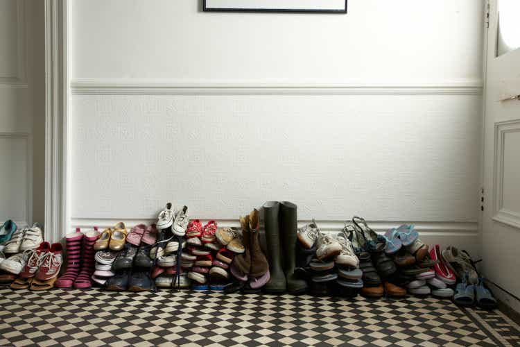 Много различных обувь наборный в холл