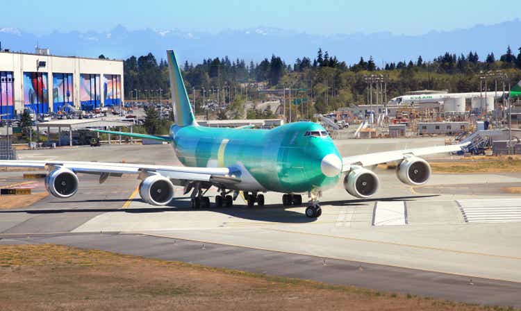 Boeing 747 vliegtuigen op de startbaan te belasten