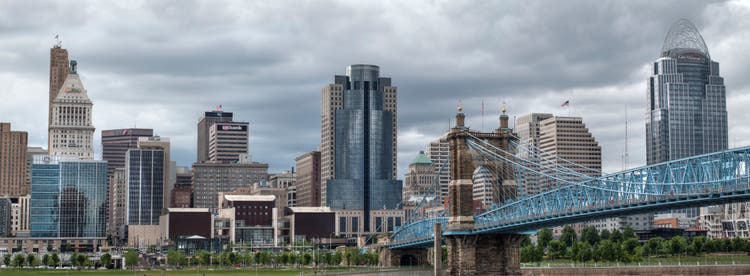 Skyline von Cincinnati und John A. Roebling Suspension bridge