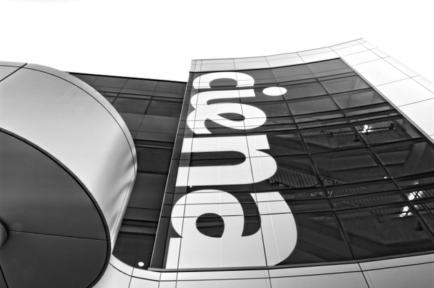 在网络的带动下，人工智能相关股票小幅走高，而 CoreWeave 拖累了超大规模企业