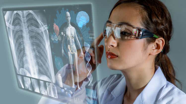 Joven doctora mirando la pantalla del holograma. Registro médico electrónico. Gafas inteligentes. Concepto de tecnología médica.