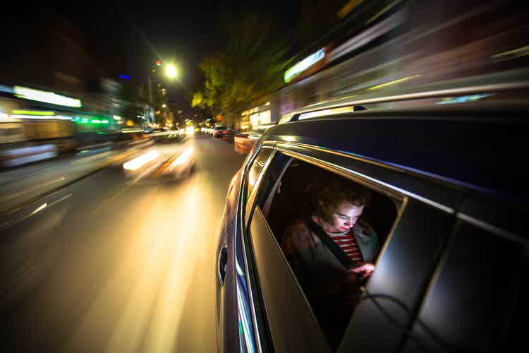 Frau im Heck des Auto fahren durch New York City