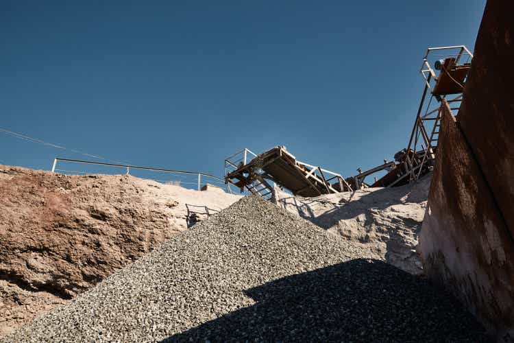 Breken, slijpen, sortering en transport lijnen op slakken dump