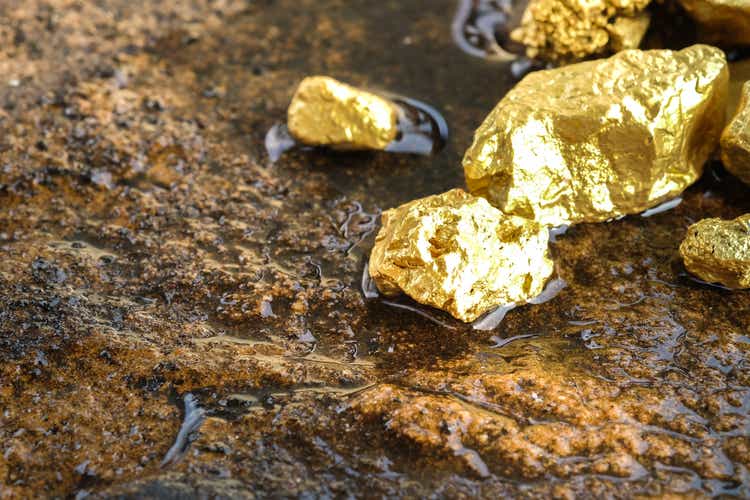 Le minerai d'or pur trouvé dans la mine sur un sol en pierre