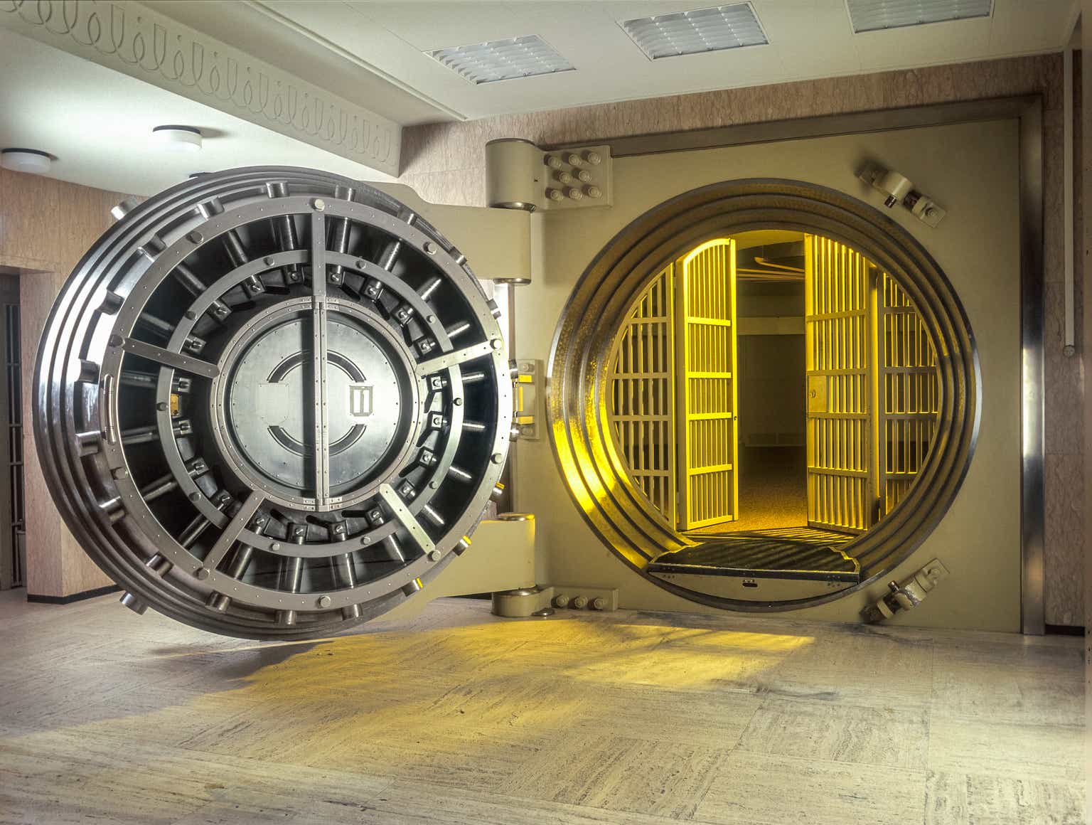 Bank vaults. Хранилище банка. Банковский сейф. Дверь в хранилище банка. Хранилище банка внутри.