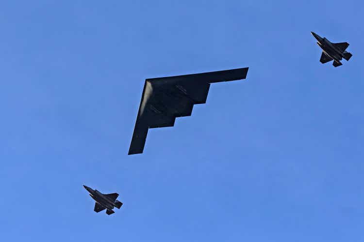 B-2 Bomber Flugzeuge und zwei f-35 Lightning-Kampfjets fliegen über 2018 Tournament of Roses Parade in Pasadena, Kalifornien