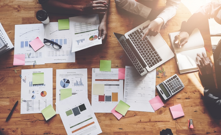 Business-Leute-Meeting mit Laptop-Computer, Rechner, Notebook, plant Börse Chart Papier für die Analyse zur Qualitätsverbesserung nächsten Monat. Konferenz-Diskussion Unternehmenskonzept