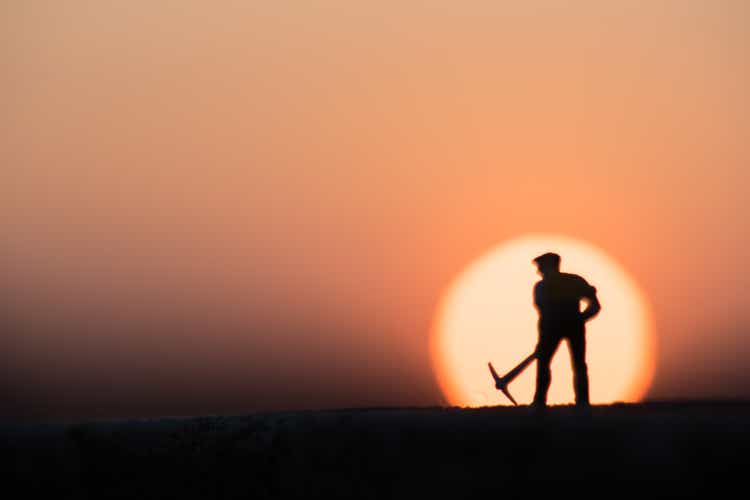 Silhouette Menschen Bergbau auf Sonnenuntergang Himmelshintergrund.
