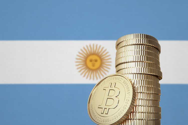 Pile de bitcoins avec le drapeau argentin en arrière-plan