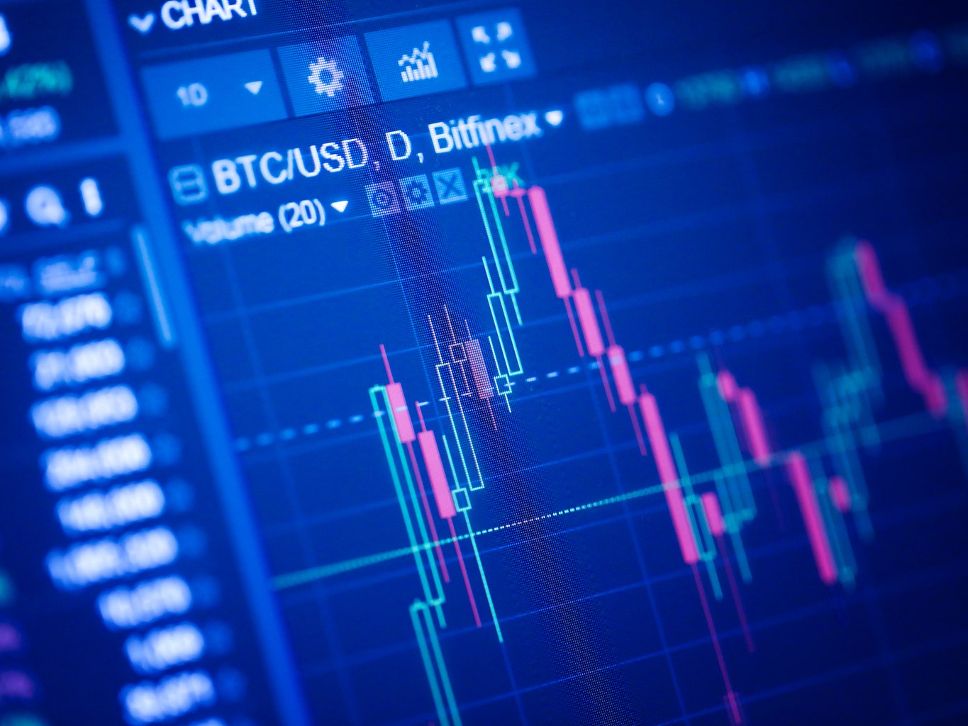 Coinbase stock falls 5% pre-Wall Street as Bitcoin price dip adds