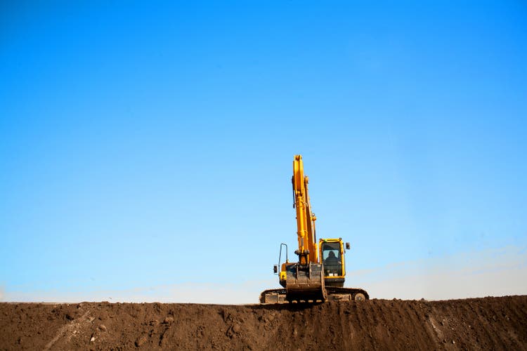 Primer plano de un sitio de construcción excavador