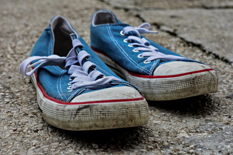 scarpe da ginnastica sulla strada. strada. sneakers blu su asfalto. Le scarpe dell"adolescente si erge su strada asfaltata