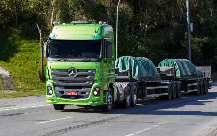 Green Mercedes Benz Actros truck Truck at brazilian road in Paraná - 2016