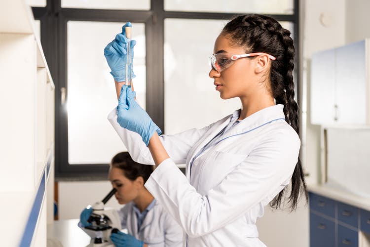 Joven científico en el laboratorio