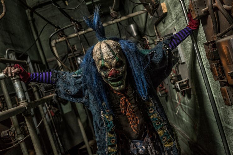 Gruselige Clown im Flur