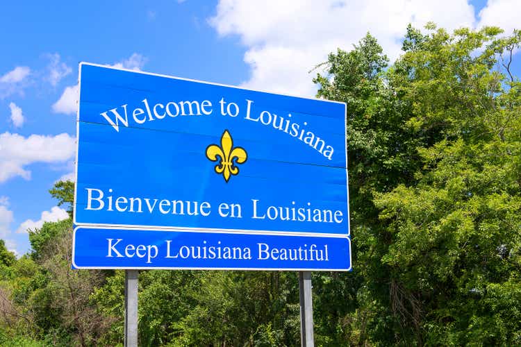 Welcome to Louisiana / Bienvenue en Louisiana sign next to highway