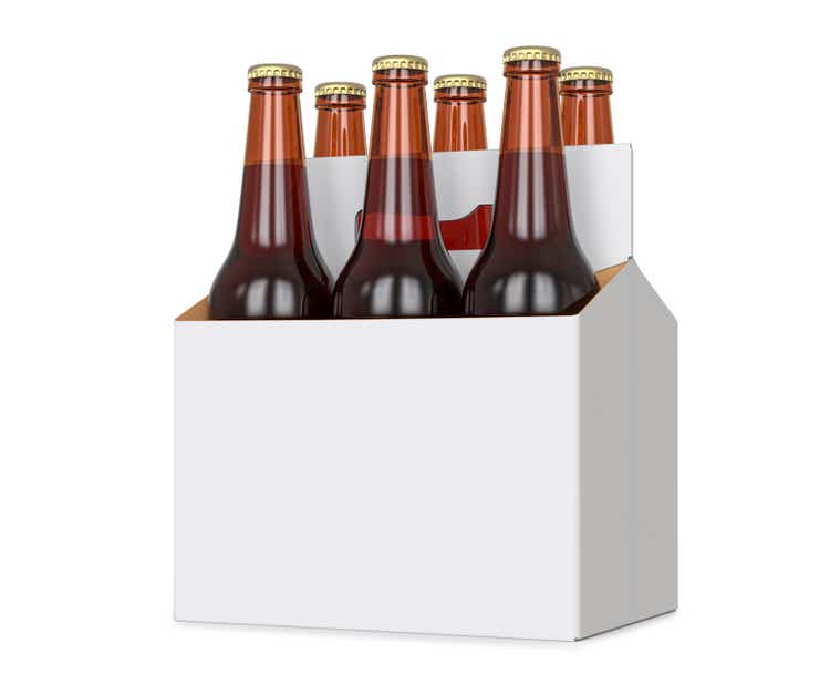 Six pack de bouteilles de bière brunes dans un support sur blanc.  Rendu 3D, isolé isolé sur fond blanc.