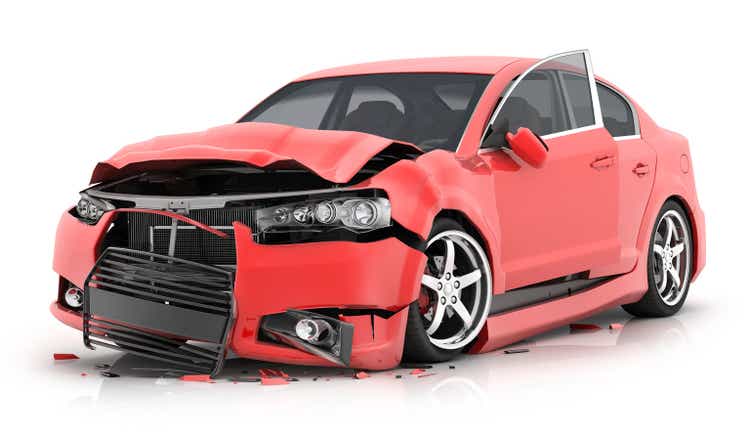 Accidente de coche rojo sobre fondo blanco aislada