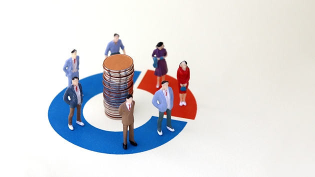 Miniature men and women standing on a donut graph. The concept of gender composition difference in the workplace.